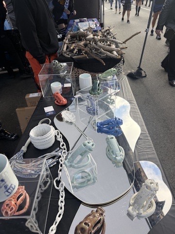 The Folsom table from above: cages, cups and a porcelain chain